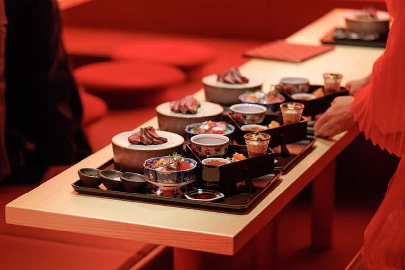 Tokyo: Traditional Geisha Experience Show & Japanese Dinner - Watching dance with live shamisen music