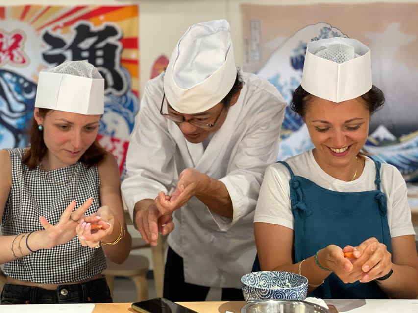 Tokyo: Tsukiji Fish Market Sushi Making Class with Pro Chef - Making four nigiri and one maki