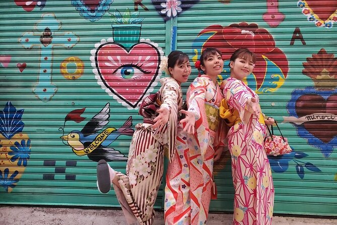 Walking around town in a kimono, you can choose your favorite kimono from the traditional Okinawan costumes "Ryuso", "Kimono", "Yukata" 《Hairset & Lipstick & Kimono & Rental Fee》All Comic Book - Three hours to explore Naha in costume