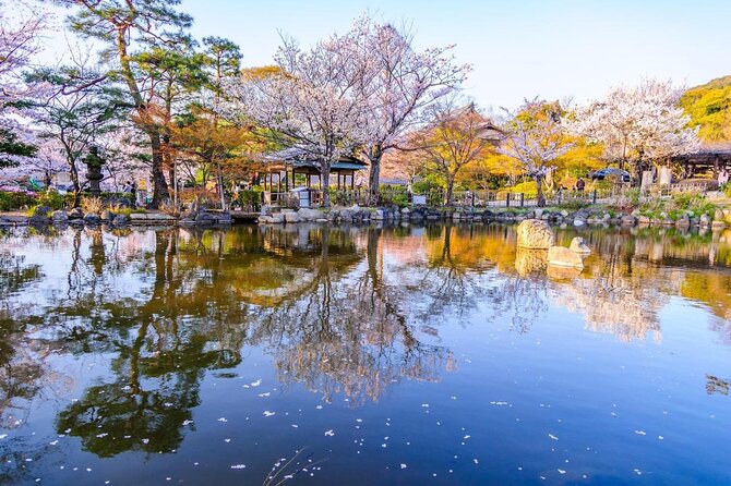 Your Private Vacation Photography Session In Kyoto - Yasui-Konpiragu, a small shrine with seasonal color